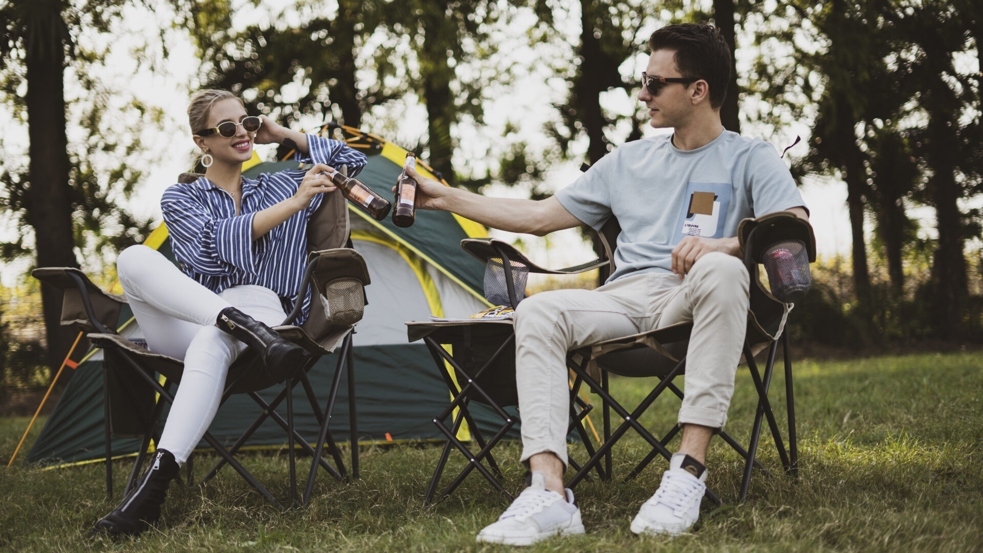 Camping Heavy Duty Support Oversized Steel Frame Collapsible Padded Arm Folding Chair with Side Table