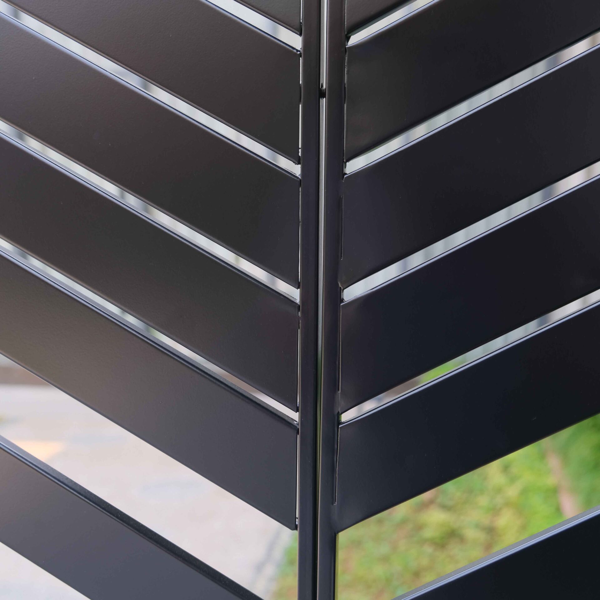 Versatile Privacy Screen with Integrated Flower Bed for Garden Decoration and Space Division